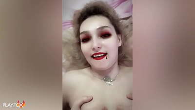 Иван Хелсинг чука секси вампир и идва върху задника й