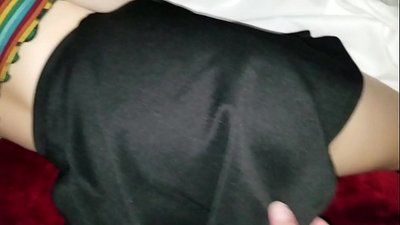 Спящата девствена ученичка сестра получава стегнатото си дупе с пръстите си